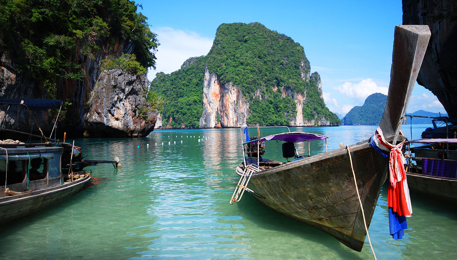 Longtail e falesie calcaree nella baia di Phang Nga