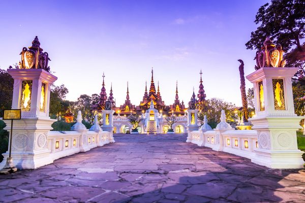 Un tempio del nord della Thailandia al crepuscolo