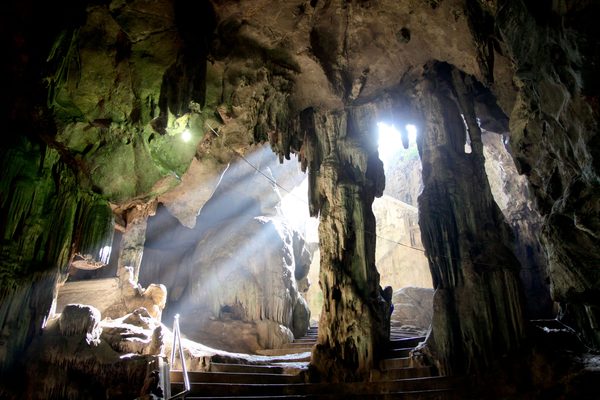 Un raggio di luce dentro una grotta in Thailandia