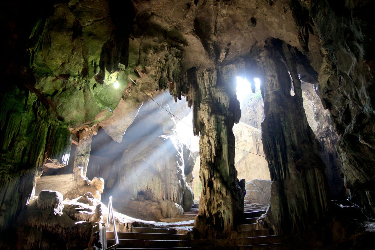 Un raggio di luce dentro una grotta in Thailandia