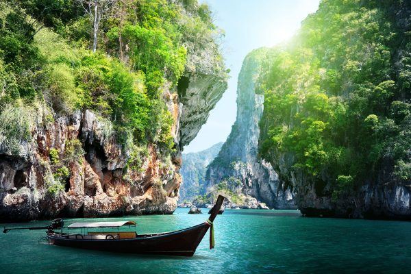 Un longtail fra le falesie della costa di Krabi