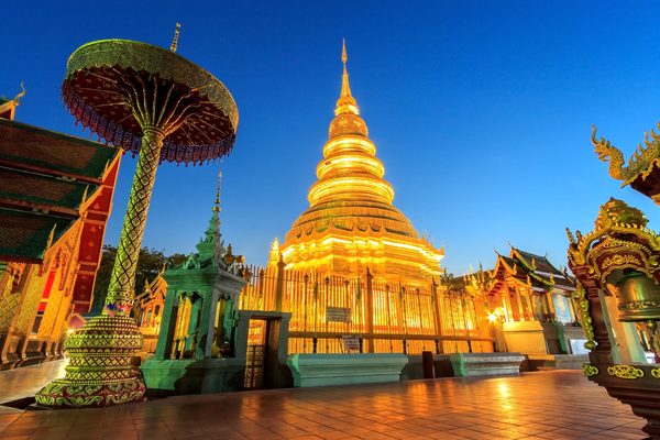 Un chedi dorato in un tempio del nord della Thailandia