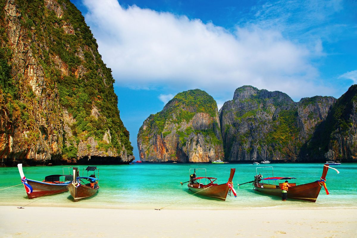 La baia di Maya Bay chiusa fra le falesie