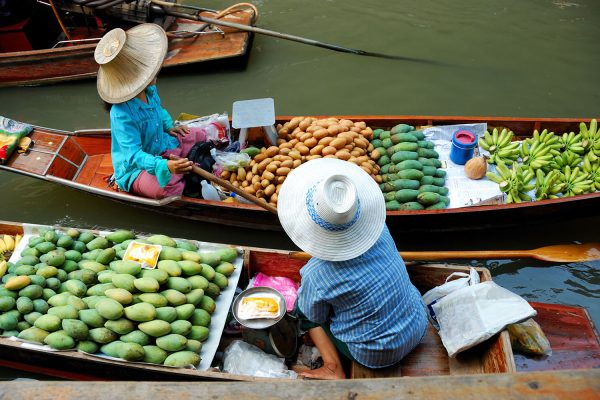 Un mercato galleggiante in Thailandia
