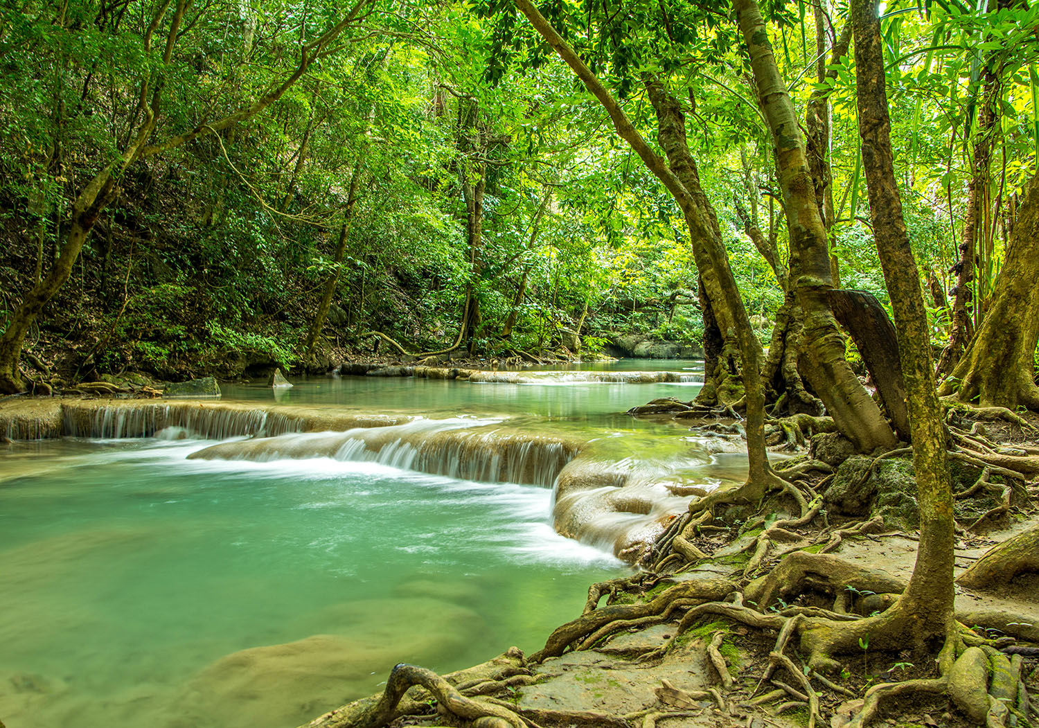 Una cascata nella foresta pluviale thailandese
