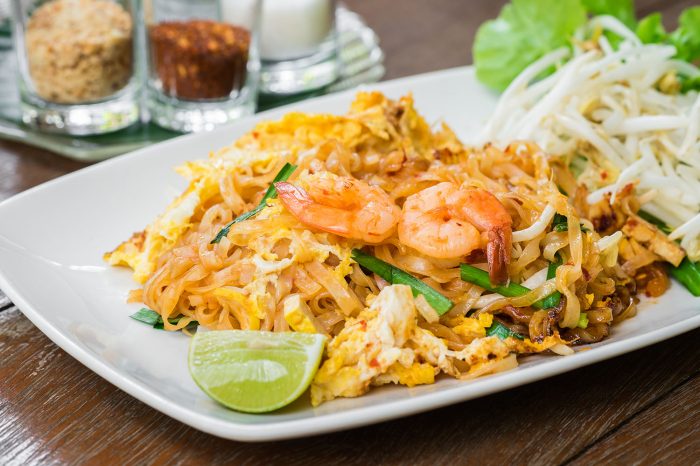 Un piatto di pad thai appena saltato