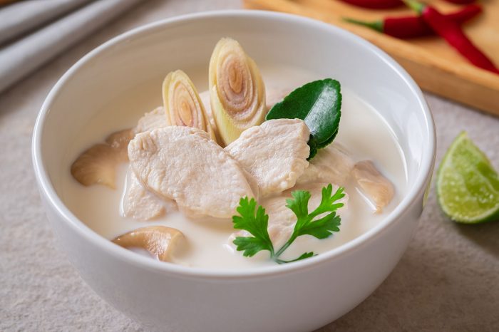 La tom kha kai con latte di cocco e galanga