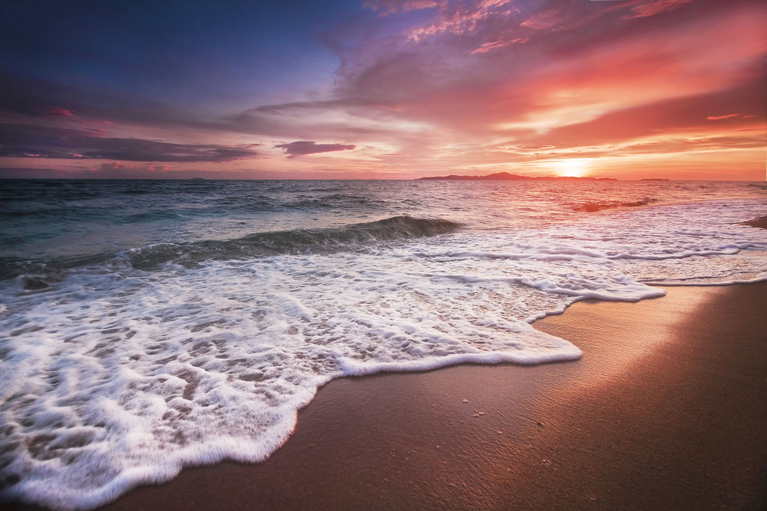 Le onde su una spiaggia deserta al tramonto, in Thailandia