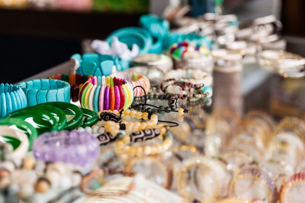 Collane e bracciali esposti nella vetrina di una gioielleria thailandese