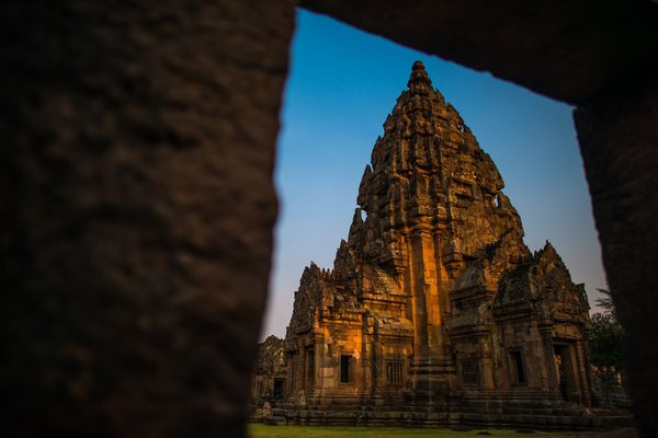 Il santuario di Phanom Rung visto attraverso le porte allineate