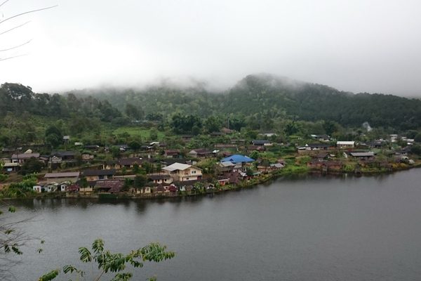 Il laghetto e le case di Ban Rak Thai fra le piantagioni di tè