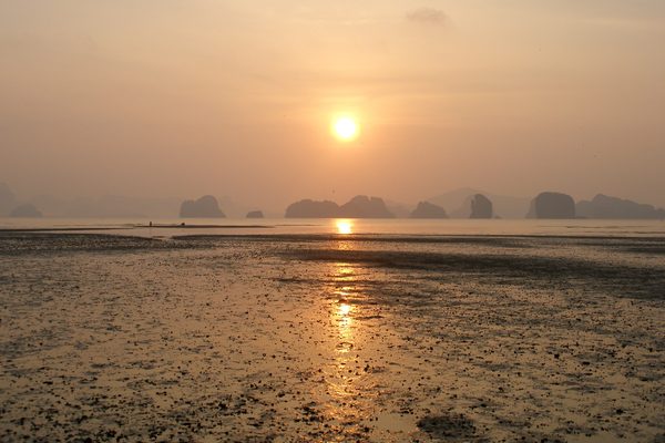 L'alba su Koh Yao Noi, nella baia di Phang Nga