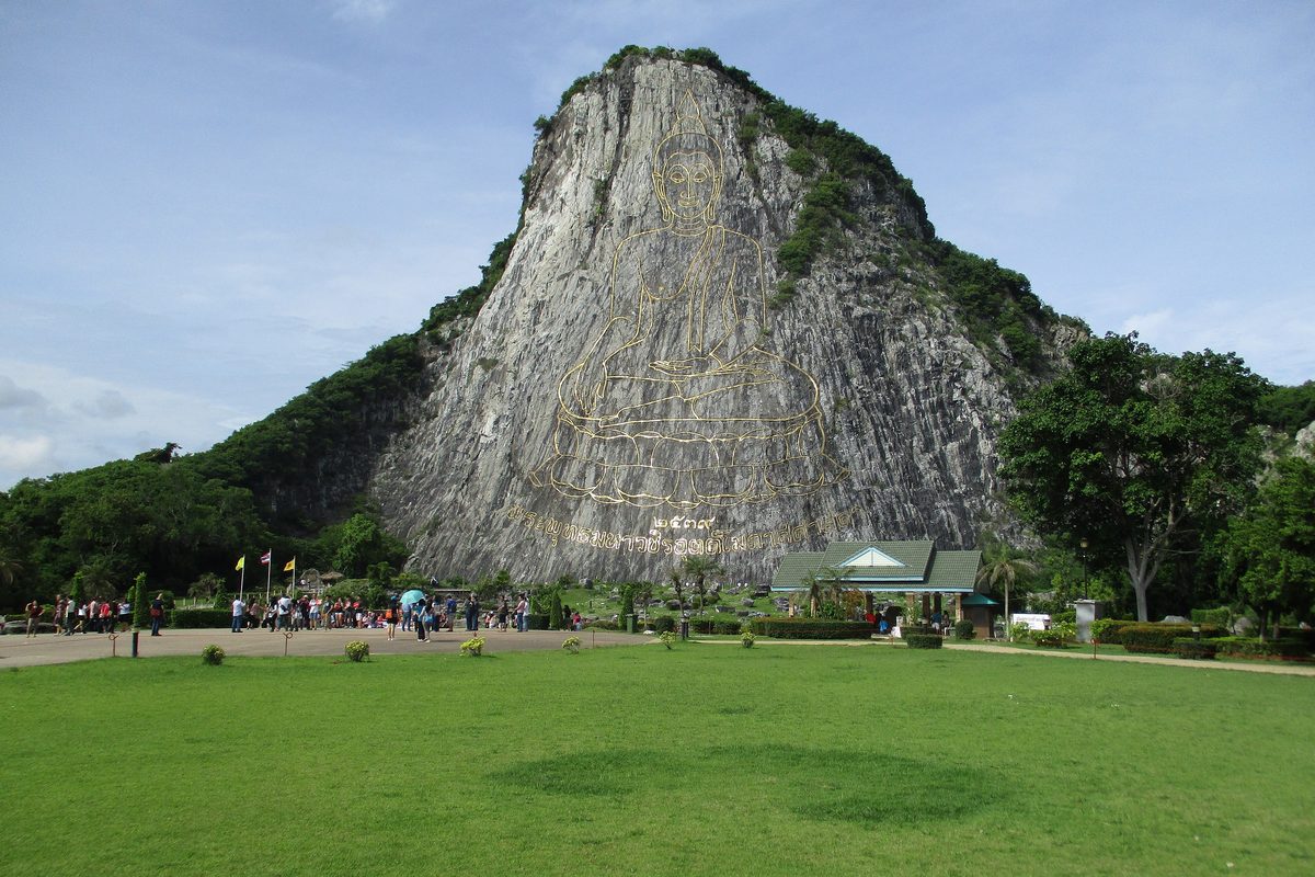 Il Buddha dorato inciso sulla parete di roccia di Khao Chi Chan