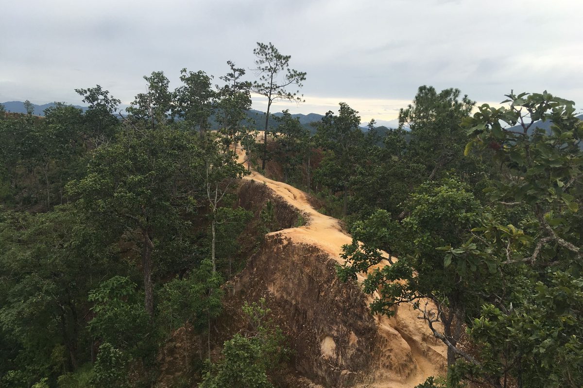 Le creste di terra rossa del canyon di Pai