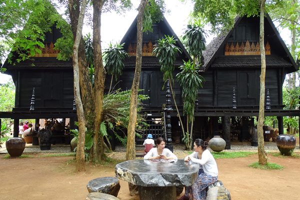 Gli edifici in teak nero del Baan Dam a Chiang Rai