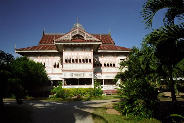 La villa rosa in teak intagliato di casa Vongburi a Phrae