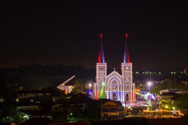 La facciata e i campanili della cattedrale di Chanthaburi