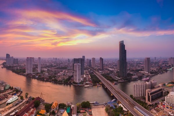L'ansa del Chao Phraya e i grattacieli di Bangkok al tramonto