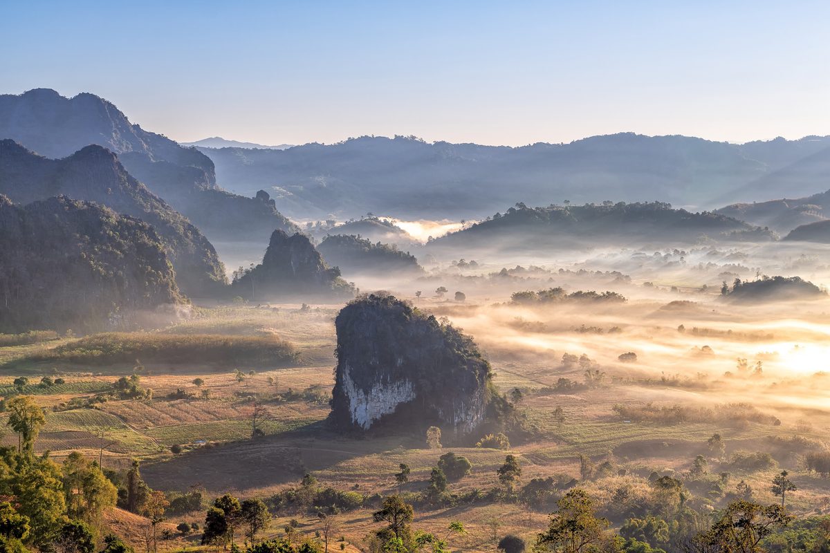 Le montagne della provincia di Nan al mattino