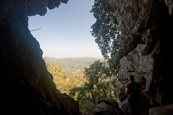 L'interno della grotta di Chiang Dao con la lanterna