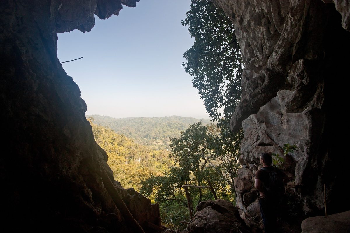 L'interno della grotta di Chiang Dao con la lanterna