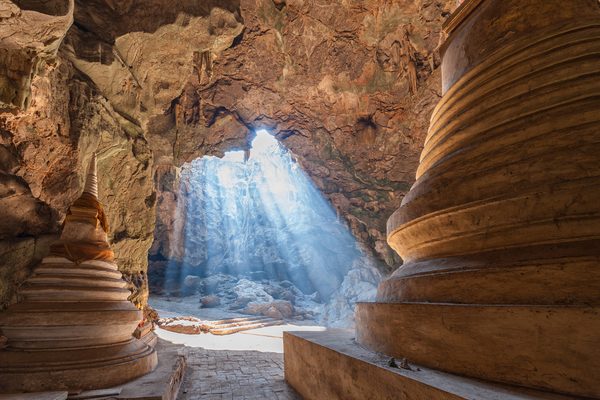 Il raggio di luce sui Buddha nella grotta di Khao Luang
