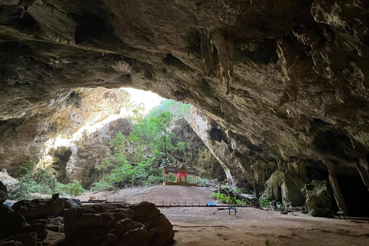 Il padiglione dorato nella grotta di Phraya Nakhon