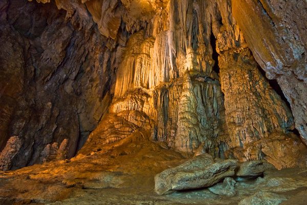 L'ingresso di una grotta nella foresta di Khao Sok