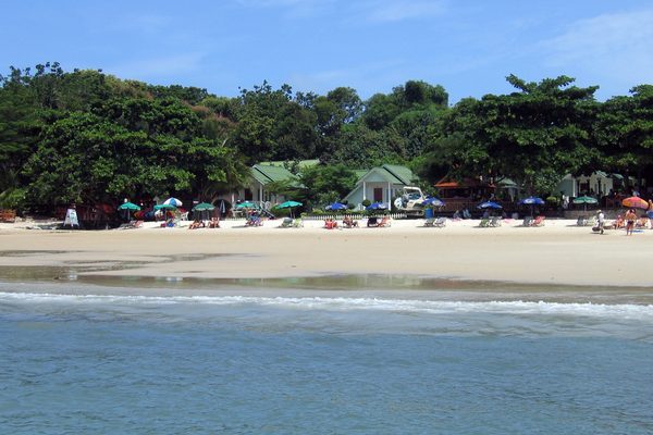 La sabbia bianca e i lettini di Hat Sai Kaew a Koh Samet