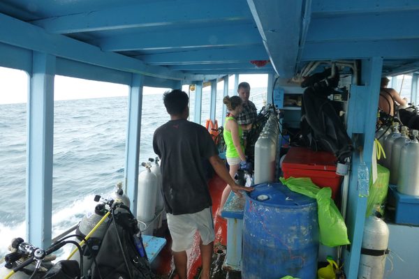 Subacquei e barca da diving davanti a Koh Tao