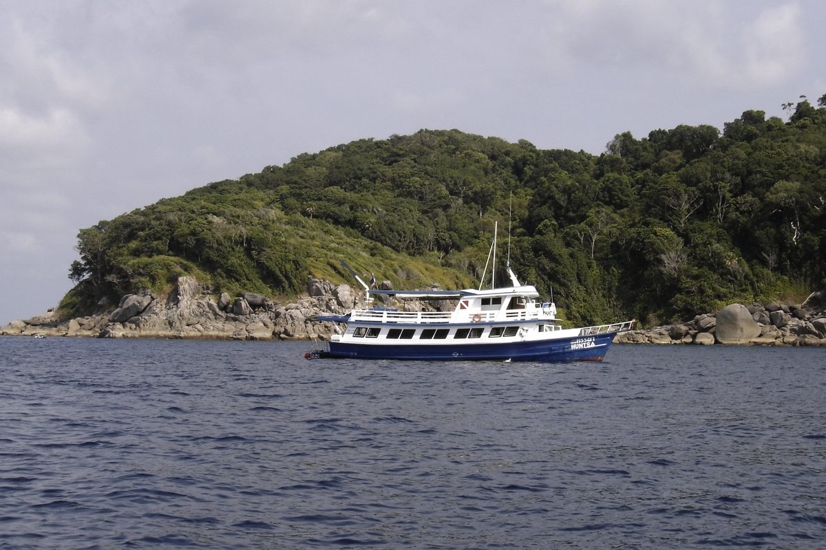 Una barca da immersione davanti ai massi di granito delle isole Similan