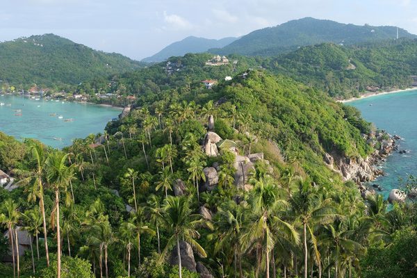 Lo sperone di roccia di John-Suwan fra le due baie di Koh Tao