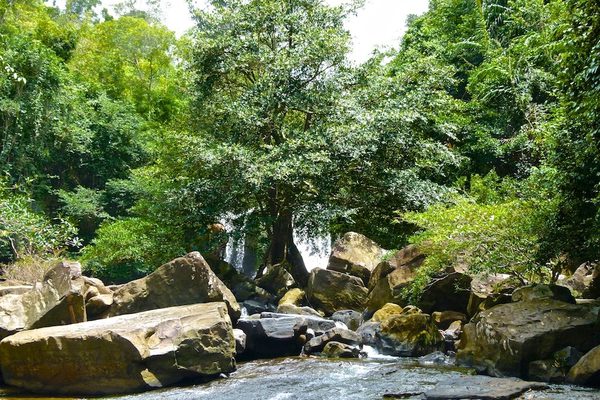 Il salto e la vasca della cascata di Klong Chao