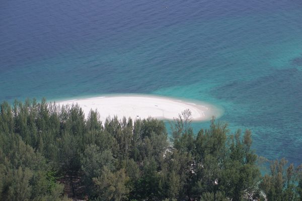 Koh Adang vista dal mare, con la foresta che scende sulla spiaggia