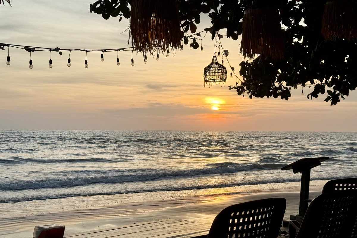 Il tramonto dalla spiaggia di Hat Sai Khao, a Koh Chang