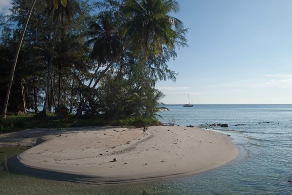 La spiaggia e l'acqua trasparente di Koh Kood