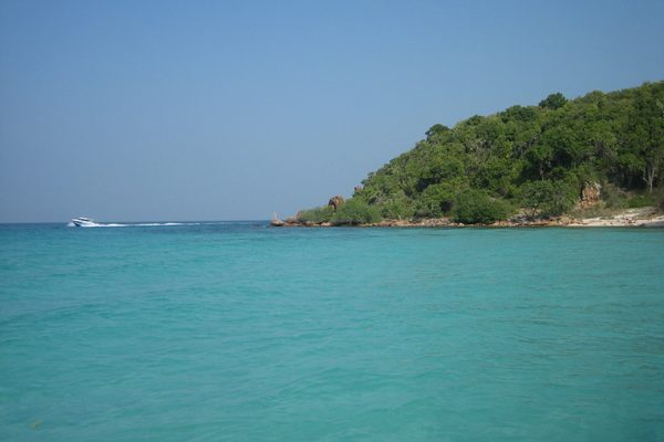 Una spiaggia di Koh Larn con le barche al largo