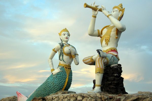 Le statue del principe Aphai Mani e della sirena sulla spiaggia di Hat Sai Kaew, a Koh Samet