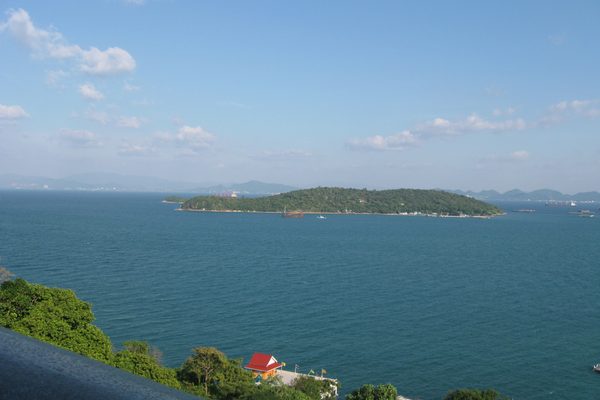 Il palazzo reale e la costa rocciosa di Koh Si Chang