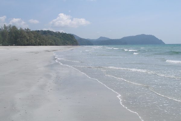 La costa di Koh Tarutao vista dalla spiaggia della sede del parco