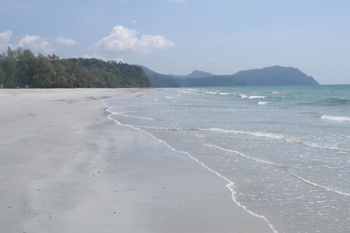 La costa di Koh Tarutao vista dalla spiaggia della sede del parco