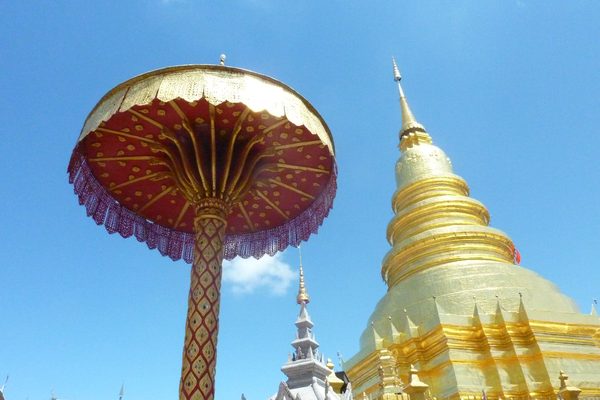 Il chedi dorato di Wat Phra That Hariphunchai a Lamphun