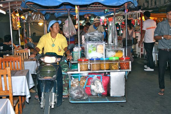Le bancarelle illuminate del mercato notturno di Hua Hin