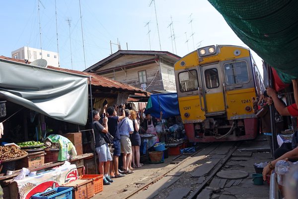 Il treno che attraversa il mercato sui binari di Mae Klong