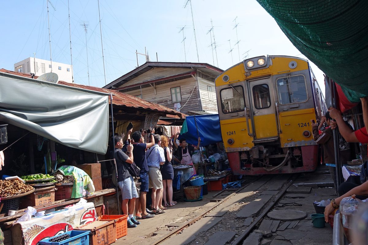 Il treno che attraversa il mercato sui binari di Mae Klong