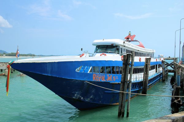 Il molo dei traghetti di Chumphon con i catamarani ormeggiati