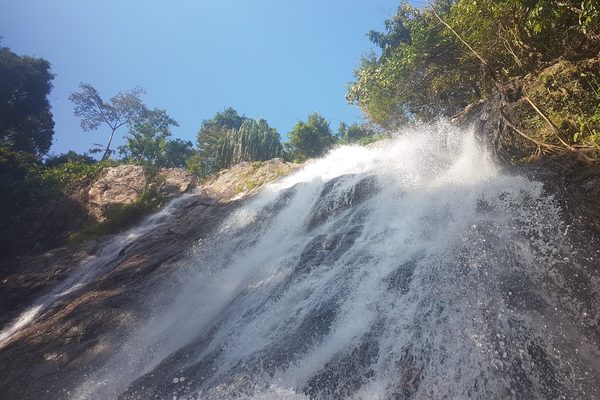 Il salto d'acqua e la vasca della cascata di Na Muang