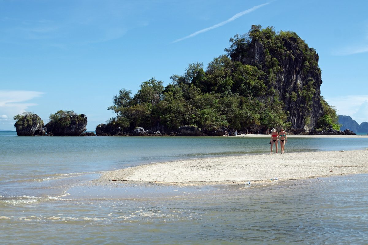 La spiaggia di Nopparat Thara con i pini casuarina