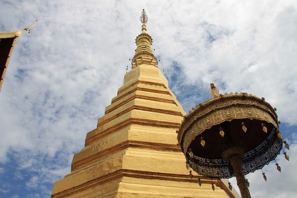 Il chedi dorato del Wat Phra That Cho Hae a Phrae
