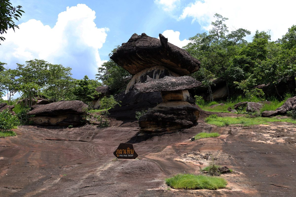 I pilastri di roccia erosi del parco di Phu Pha Thoep